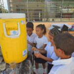 niños disfrutando del agua potable