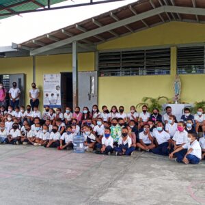 Donaciones de agua potable a las escuelas