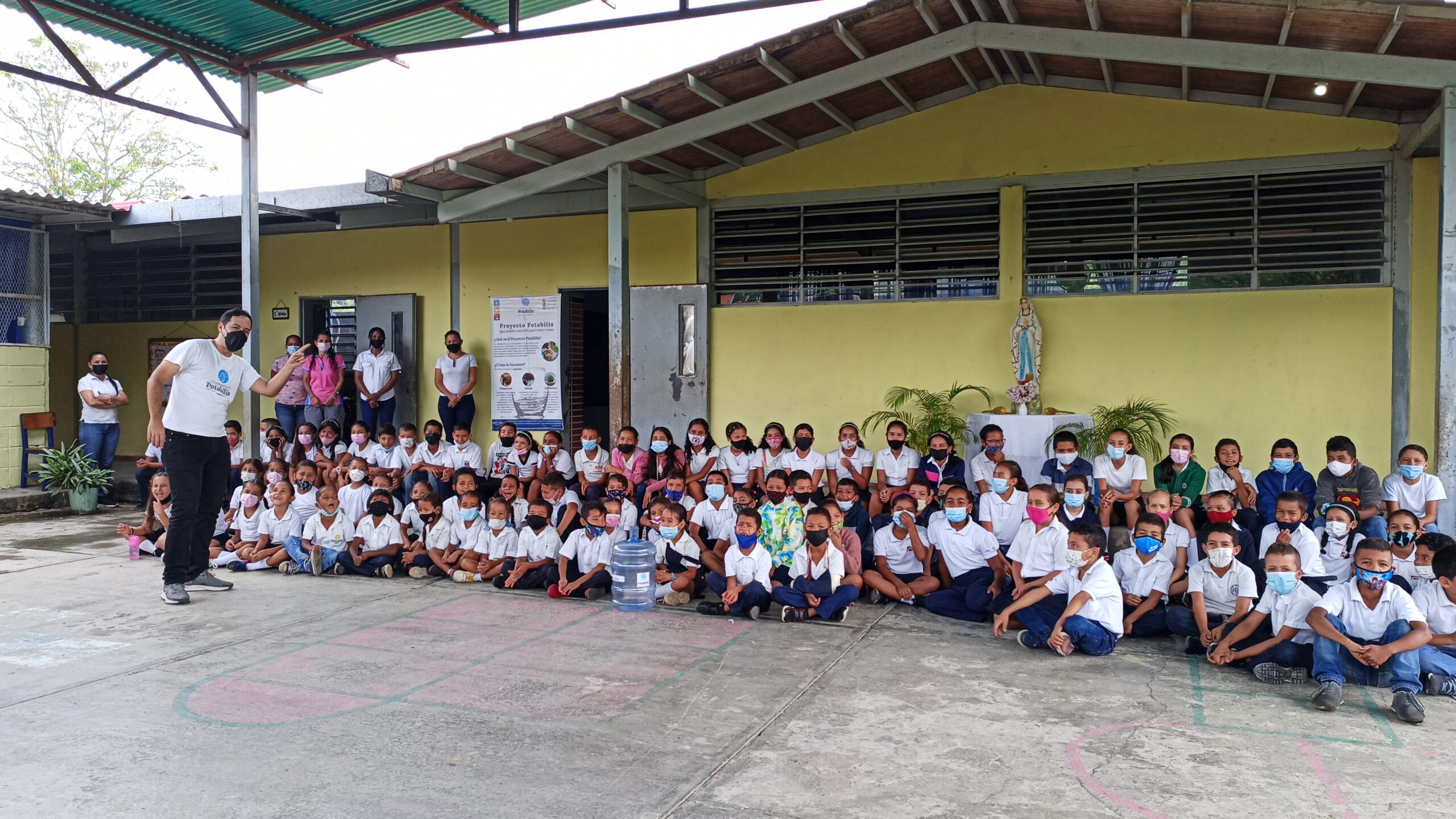 Donaciones de agua potable a las escuelas