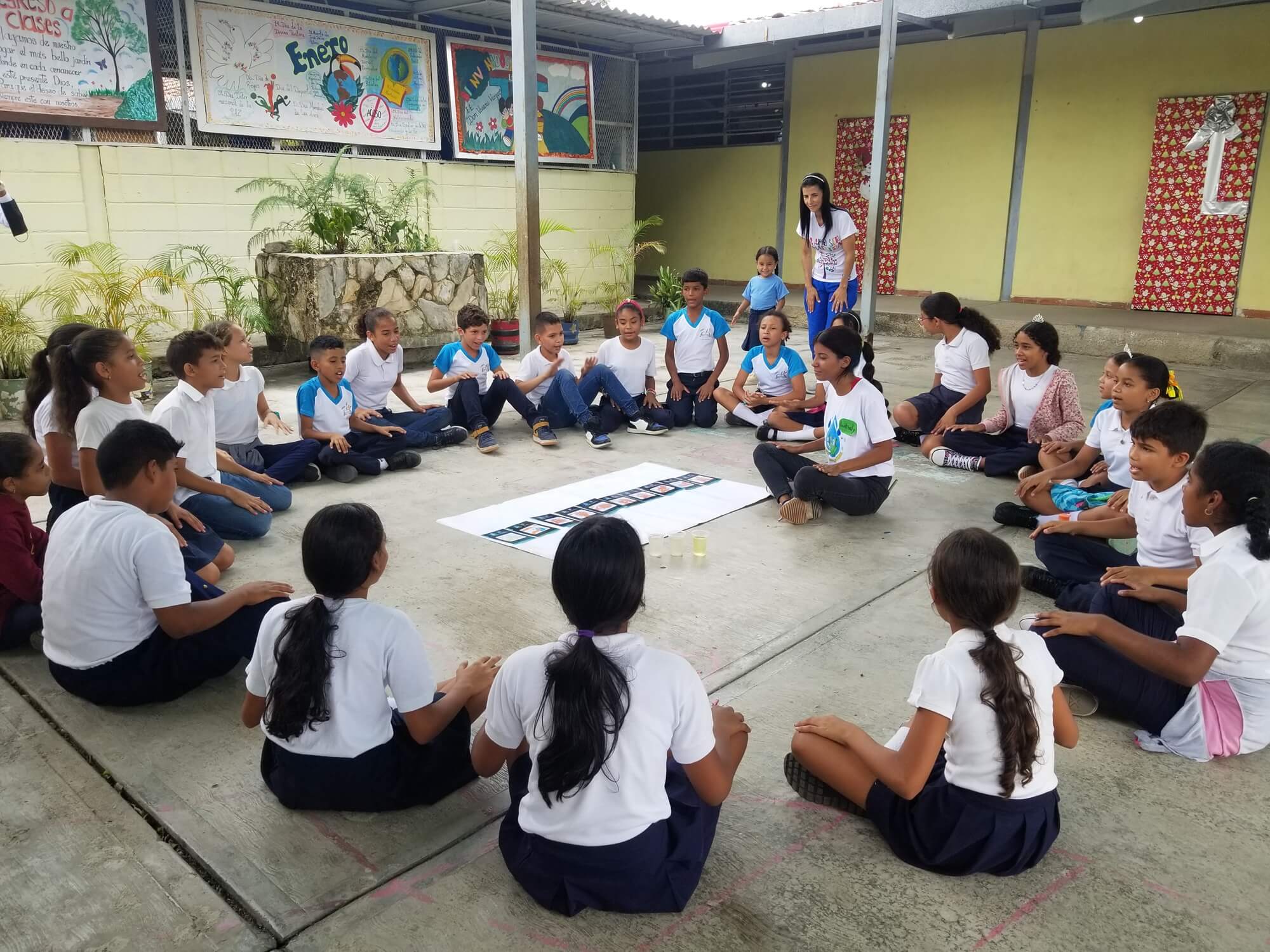 Estudiantes de Canoabo participando en actividades educativas sobre el uso adecuado del agua potable.