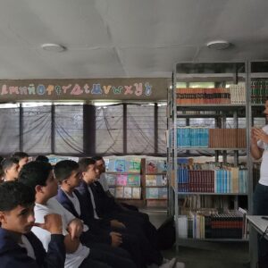 Estudiantes del Instituto Mano Amiga participando en el programa de concientización sobre agua limpia.